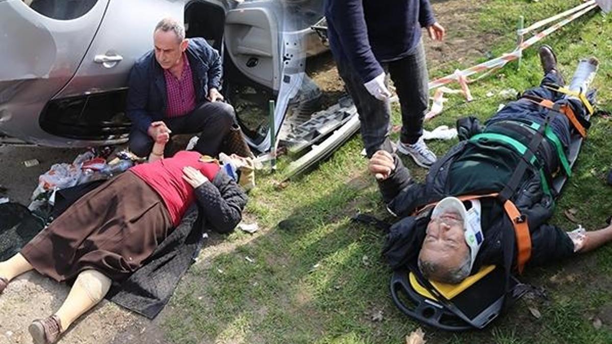 Otomobil kaldırımda yürüyen yayalara çarptı: 3 yaralı
