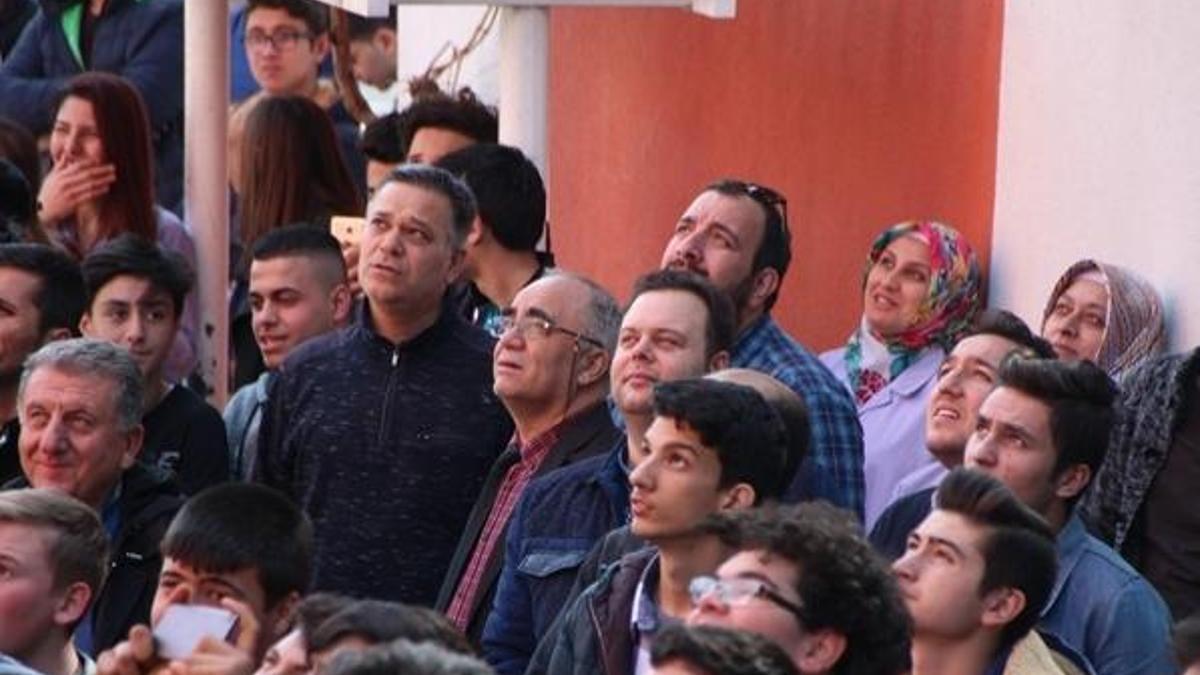 Üç öğretmen ikinci kattan atladı