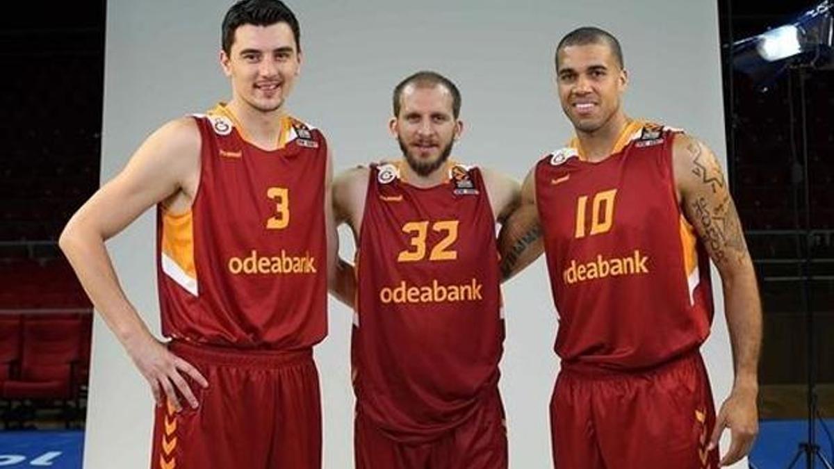 Galatasaray'da iki kadro dışı!