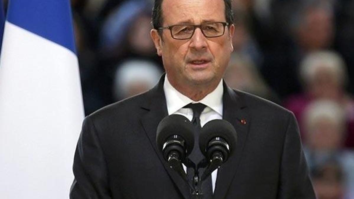 Hollande'ın konuşması sırasında, keskin nişancı polisin silahı ateş aldı