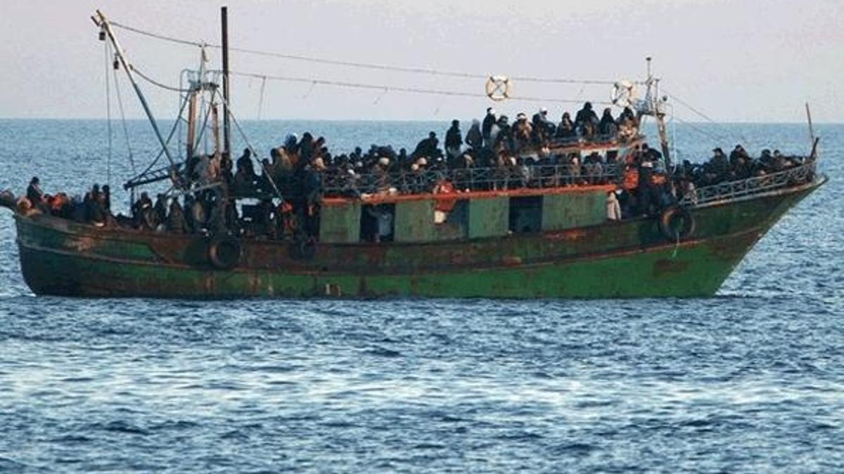 Samos Adasına sığınmacı taşıyan bir Türk gözaltına alındı