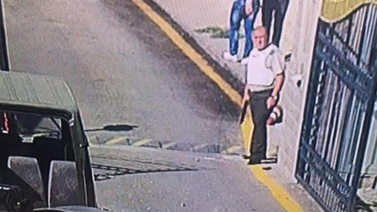 Tuğgeneral Hacıoğlu darbecilere karşı elinde silahla böyle direnmiş