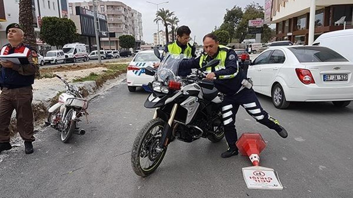 Çarptıkları polisi yaralı halde bırakıp kaçtılar