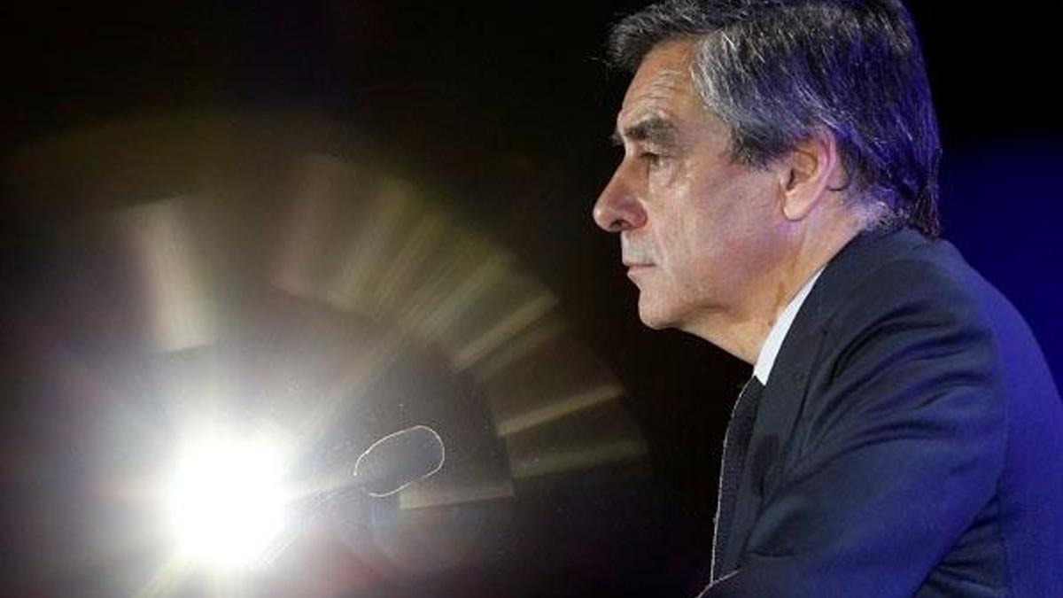 Polis, Fransa cumhurbaşkanı adayı Fillon'un evini aradı!