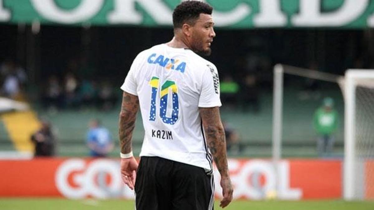 Colin Kazım, ırkçılıktan şikayetçi