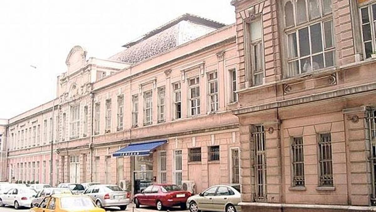 110 yıllık tarihi Paket Postanesi de yıkıldı