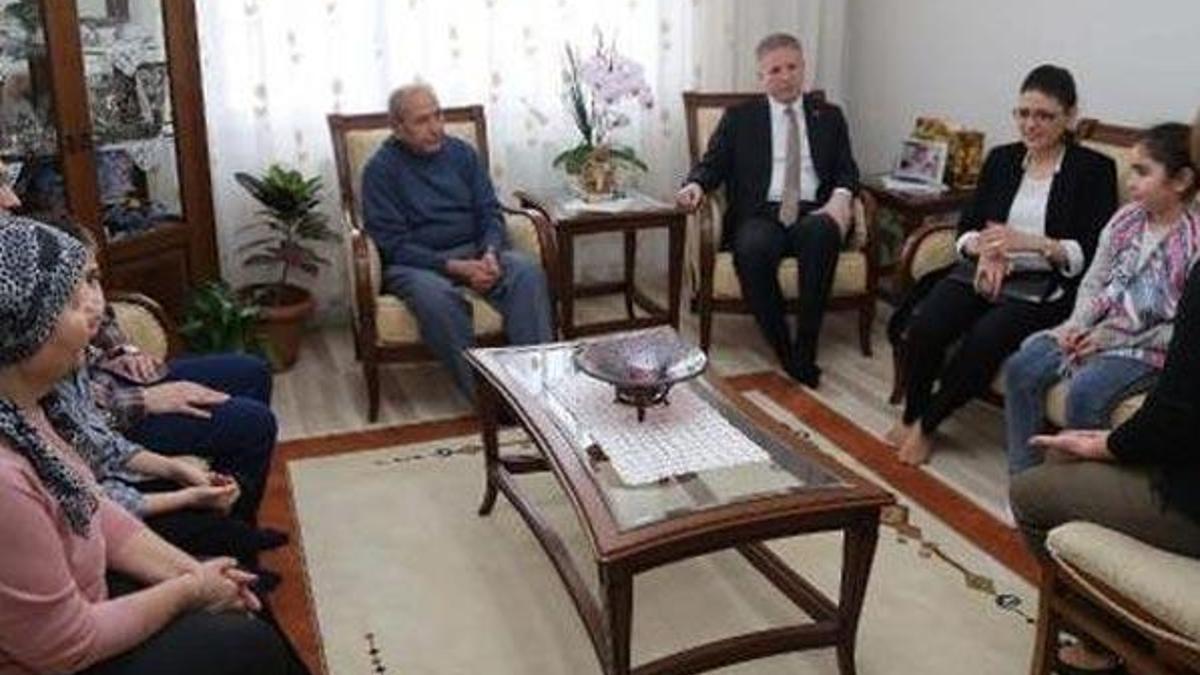 Vali Gül'den şehit eşine Devlet Övünç Madalyası