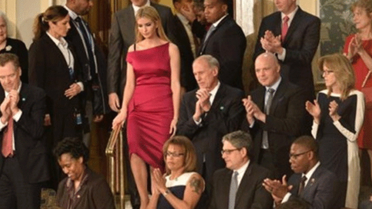 ABD basını Ivanka Trump'ın dekolte kıyafetini yerden yere vurdu