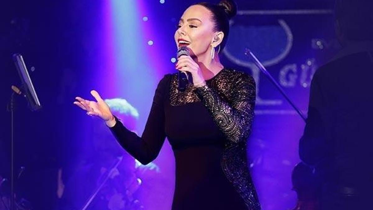 Ayaklarına gül döktü