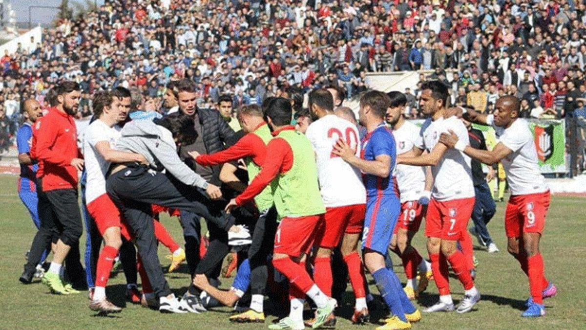 Futbolcuya kafa attı taraftarlar sahaya indi