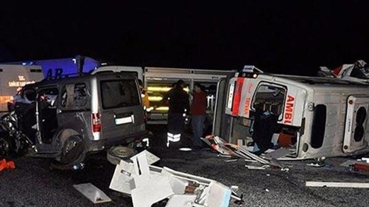 Ambulansla kamyonet çarpıştı: 4 ölü, 1 yaralı