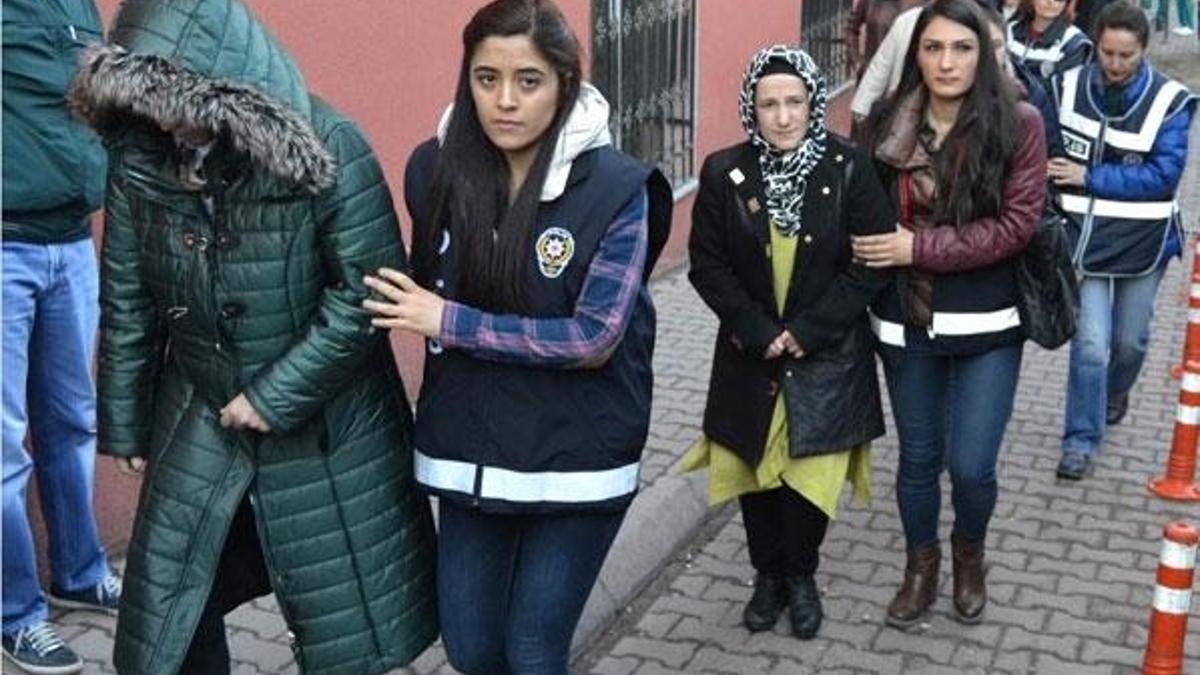 21 kadın öğretmen adliyeye sevkedildi