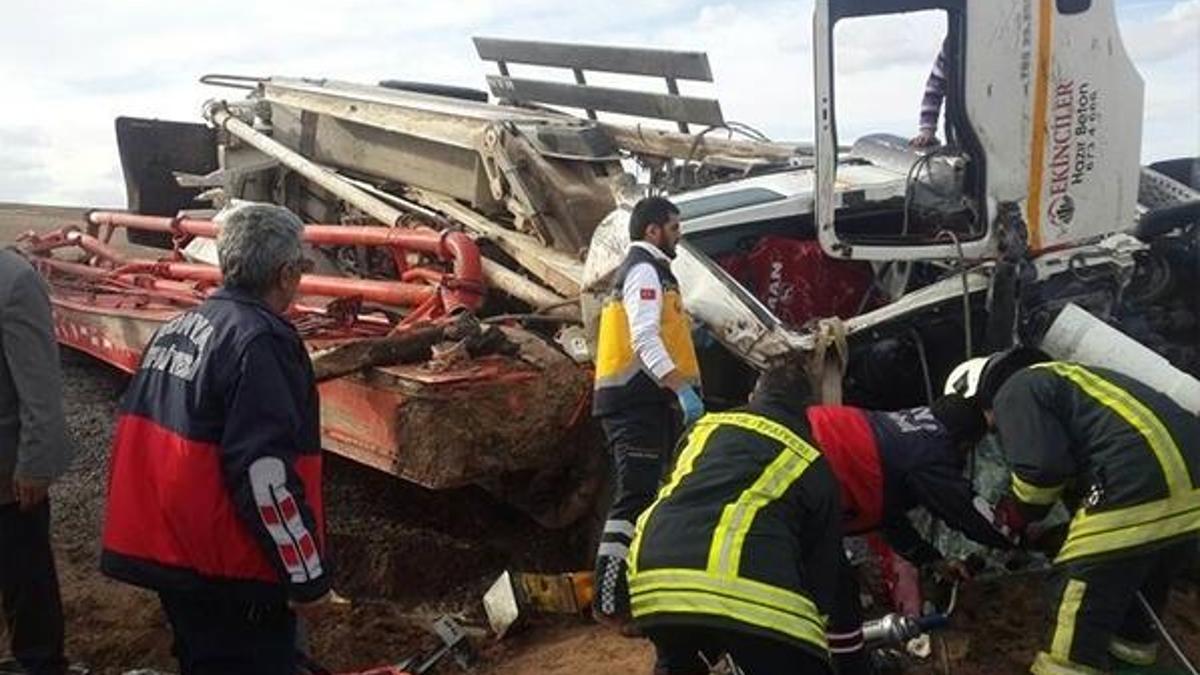 Hazır beton pompa vinci şarampole devrildi: 1 ölü, 1 yaralı