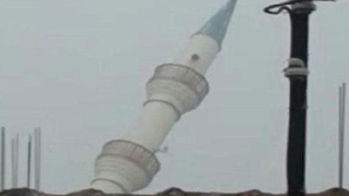 Diyarbakır'da fırtına minareyi yıktı