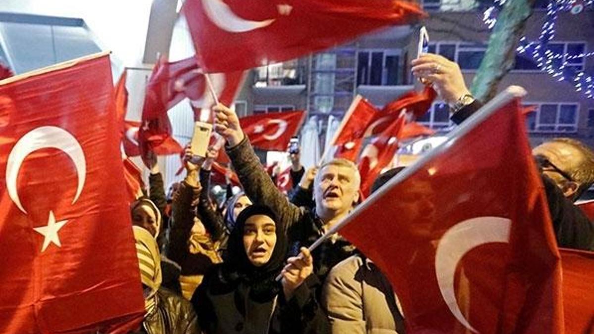 Hollanda'da Türklerden protesto