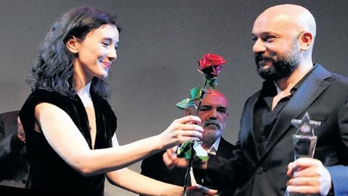 Sibel’den kırmızı gül