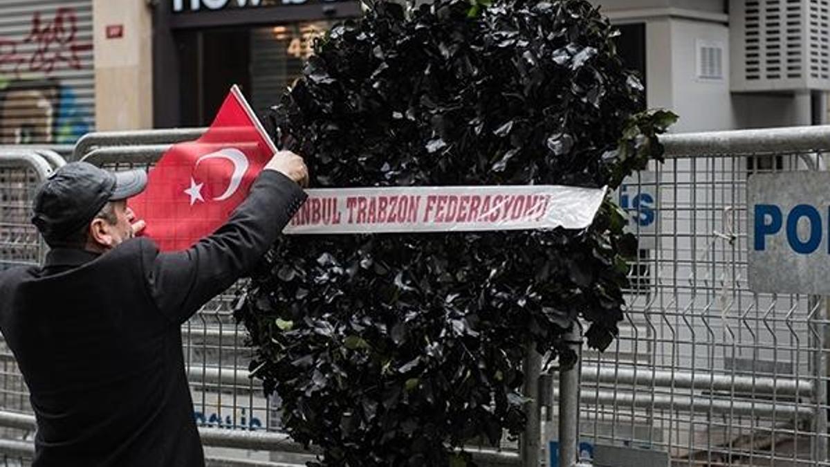 Hollanda Başkonsolosluğuna siyah çelenk bırakıldı