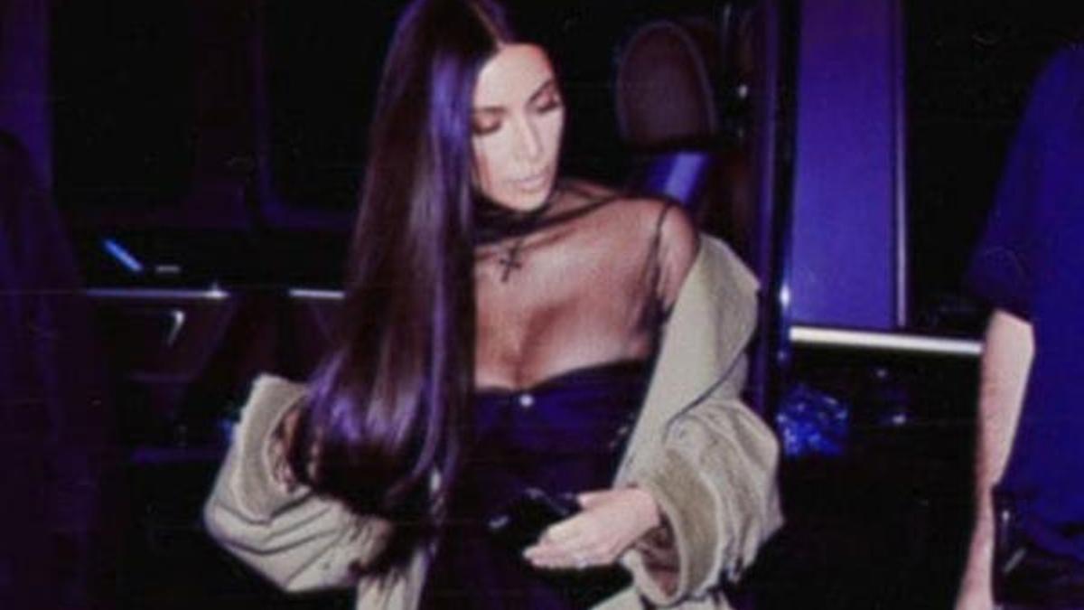 Kim Kardashian yine iç çamaşırsız!