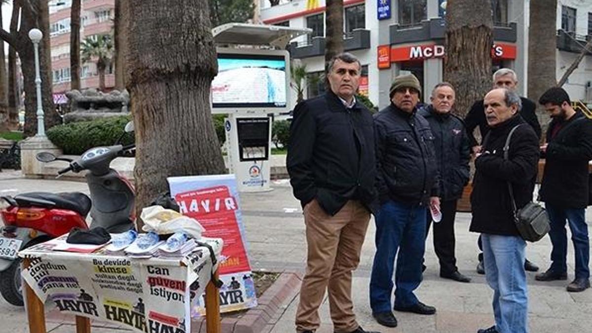 Denizli'de 'Hayır' standına kaldırım taşlı saldırı: 3 yaralı