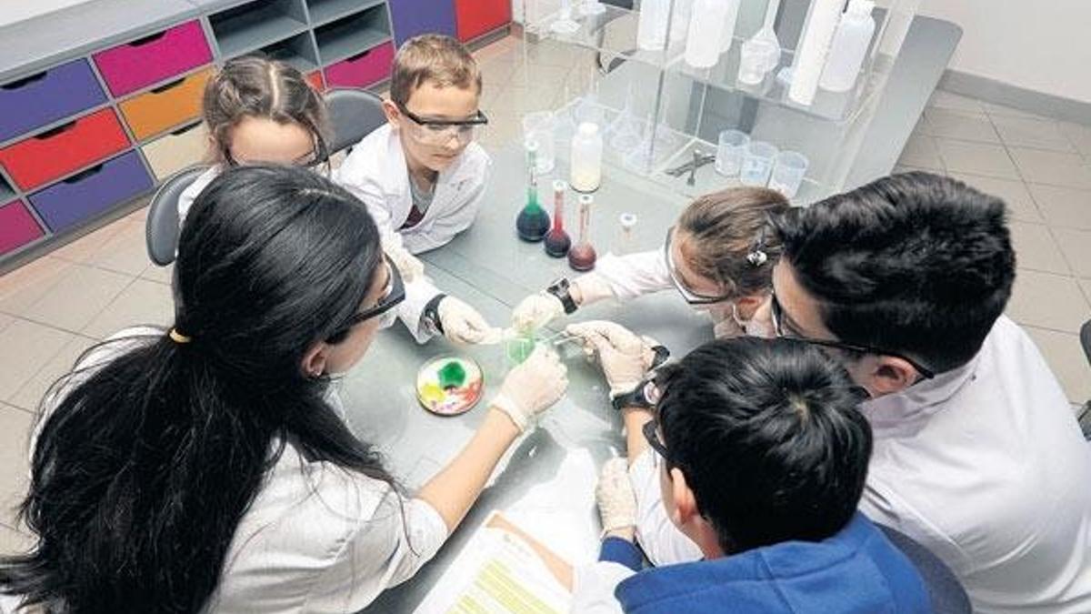 Bilim meraklısı çocuk ‘kimya’ öğreniyor...