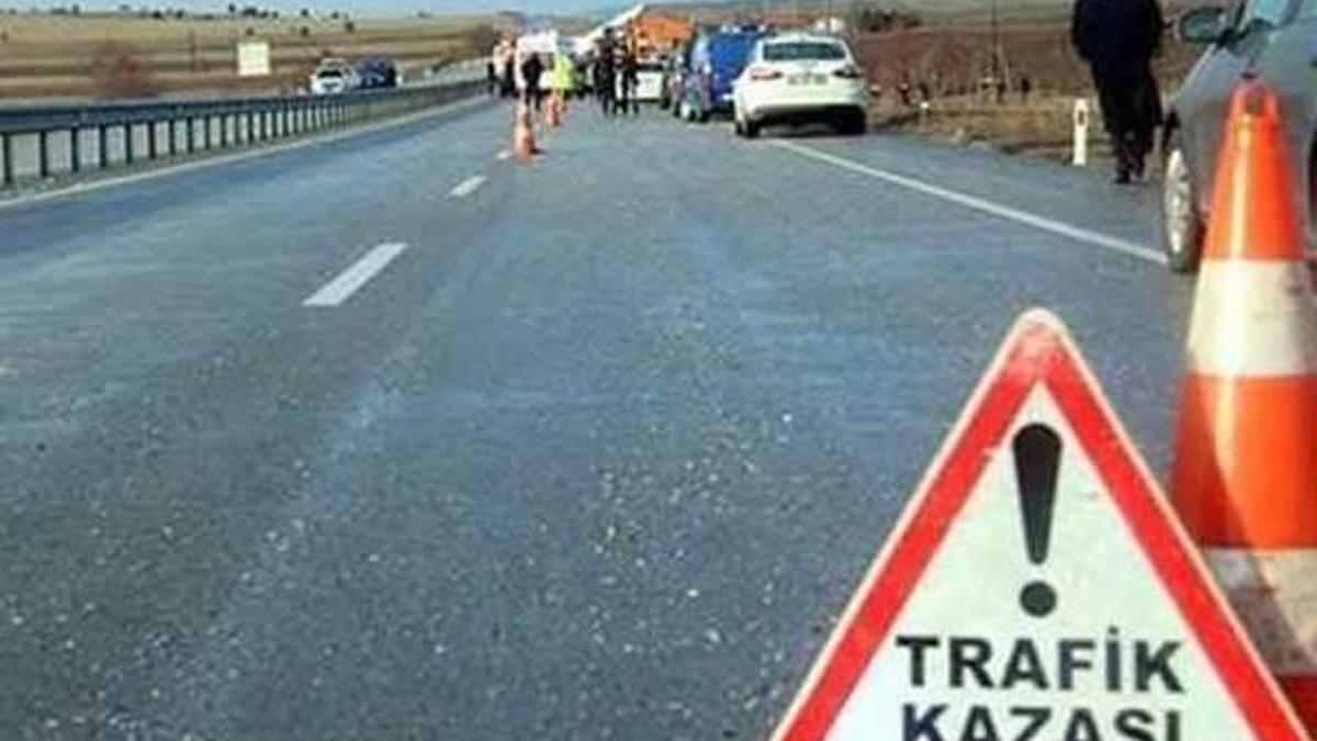 Çorum'da TIR ile minibüs çarpıştı: 14 yaralı