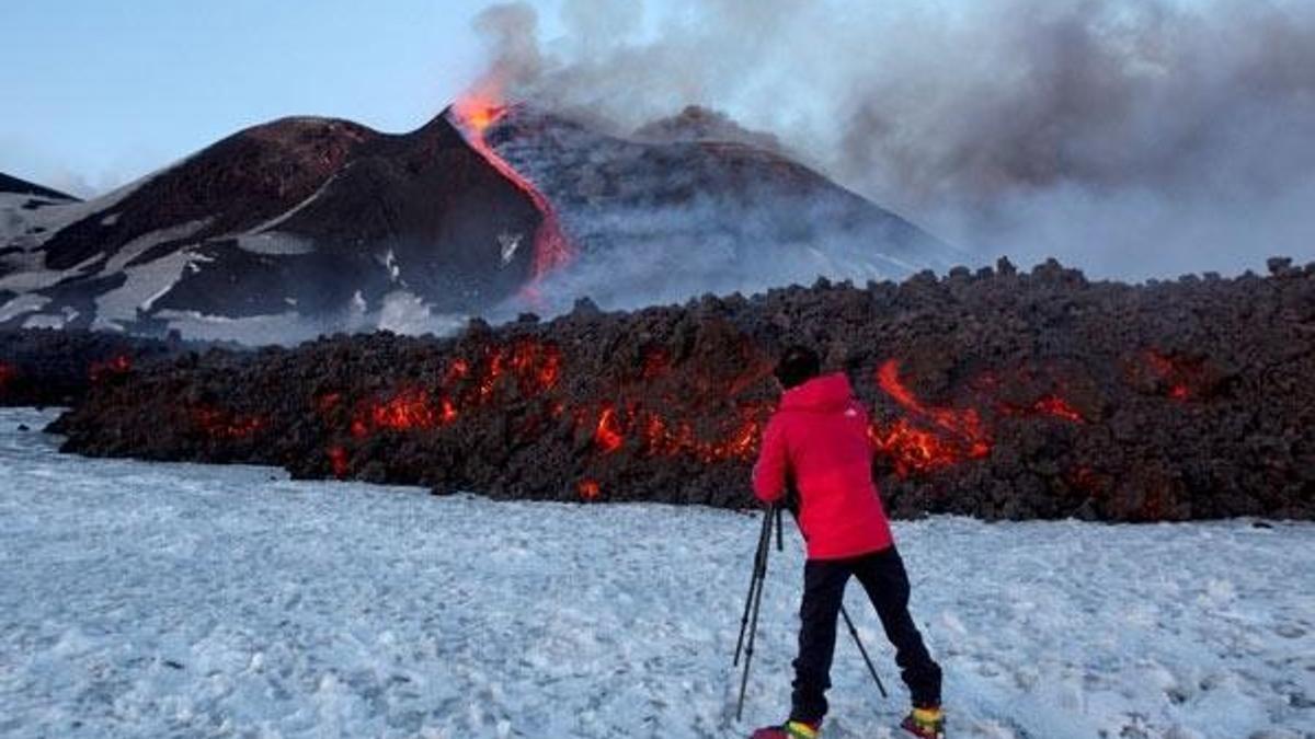 Etna yanardağı yine patladı! Püsküren lavlar 10 kişiyi...