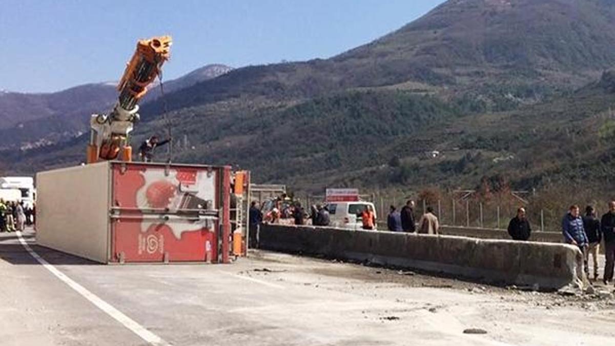 Beton bariyerleri aşan TIR devrildi: 5 yaralı