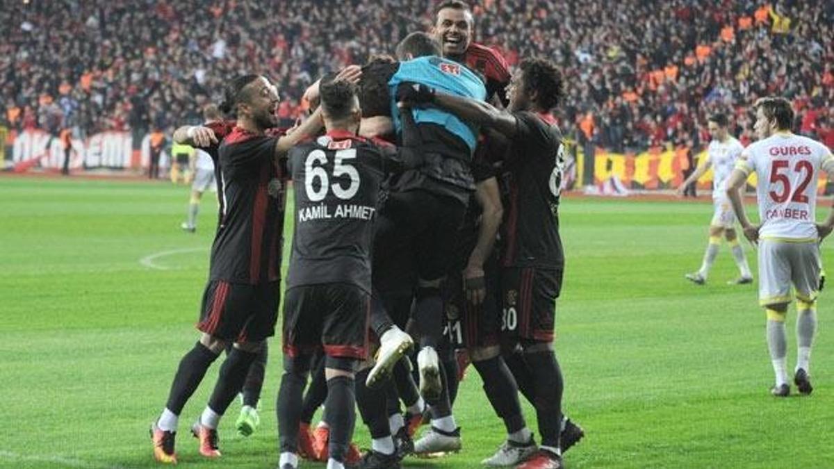 Es Es evinde dört köşe!