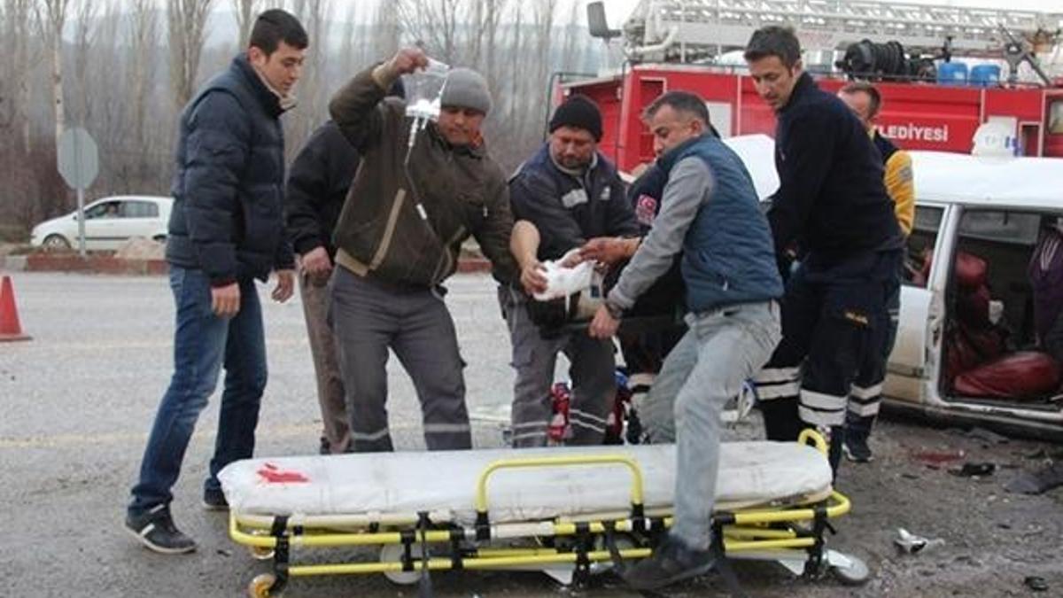 Domaniç’te trafik kazası: 1 ölü 13 yaralı