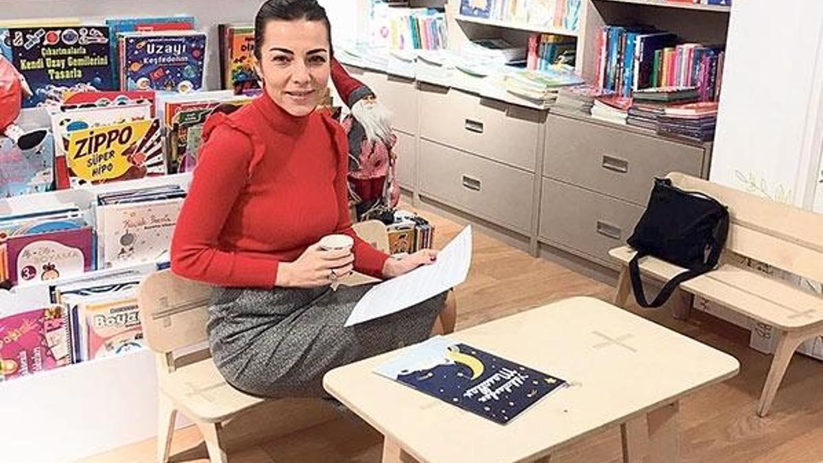 Çocuklara masal okudu