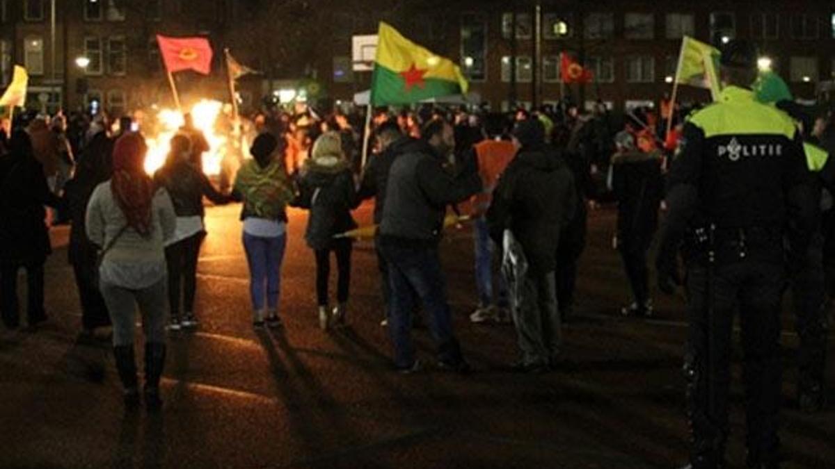 Hollanda PKK'ya izin verdi; Öcalan posterleriyle yürüdüler!