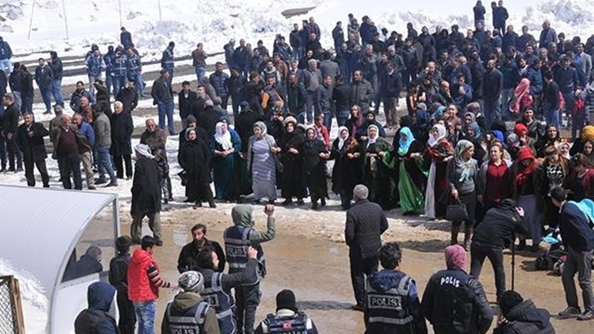 Yüksekova'da nevruzda 'Apo' sloganına polis müdahale etti
