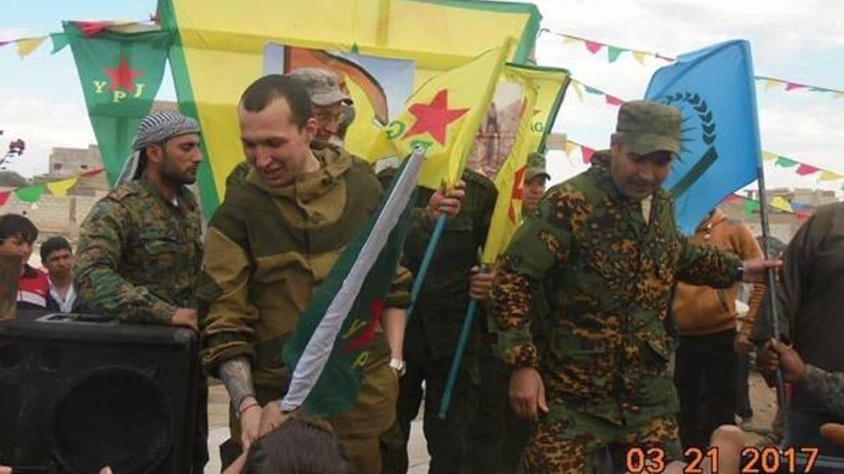 Rus askerleri YPG bayrağıyla poz verdi!