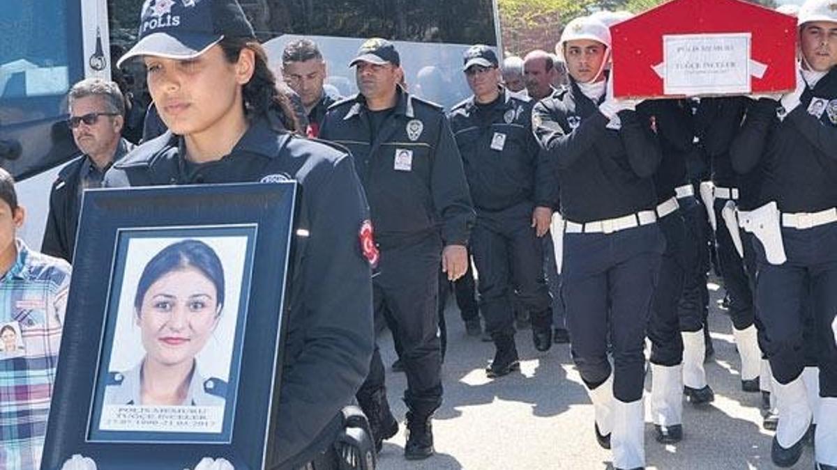 Kadın polis, polis ablasını vurdu