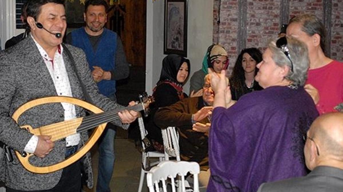 Coşkun Sabah, huzurevi sakinleri için söyledi