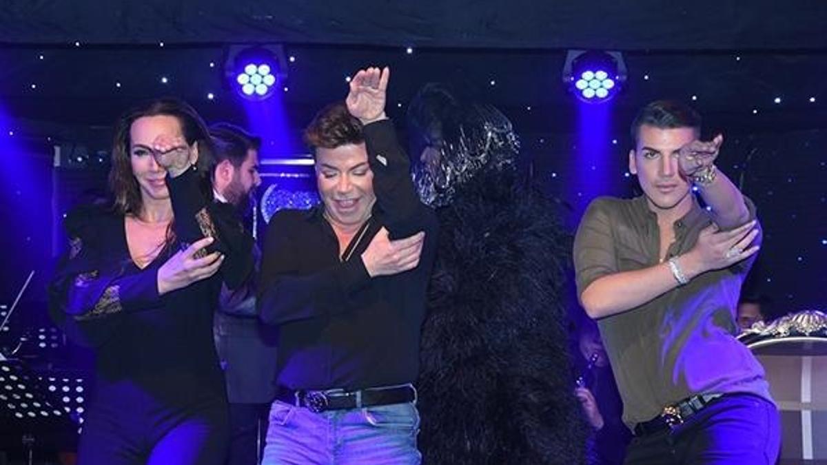 Diva’ya yılan dansı