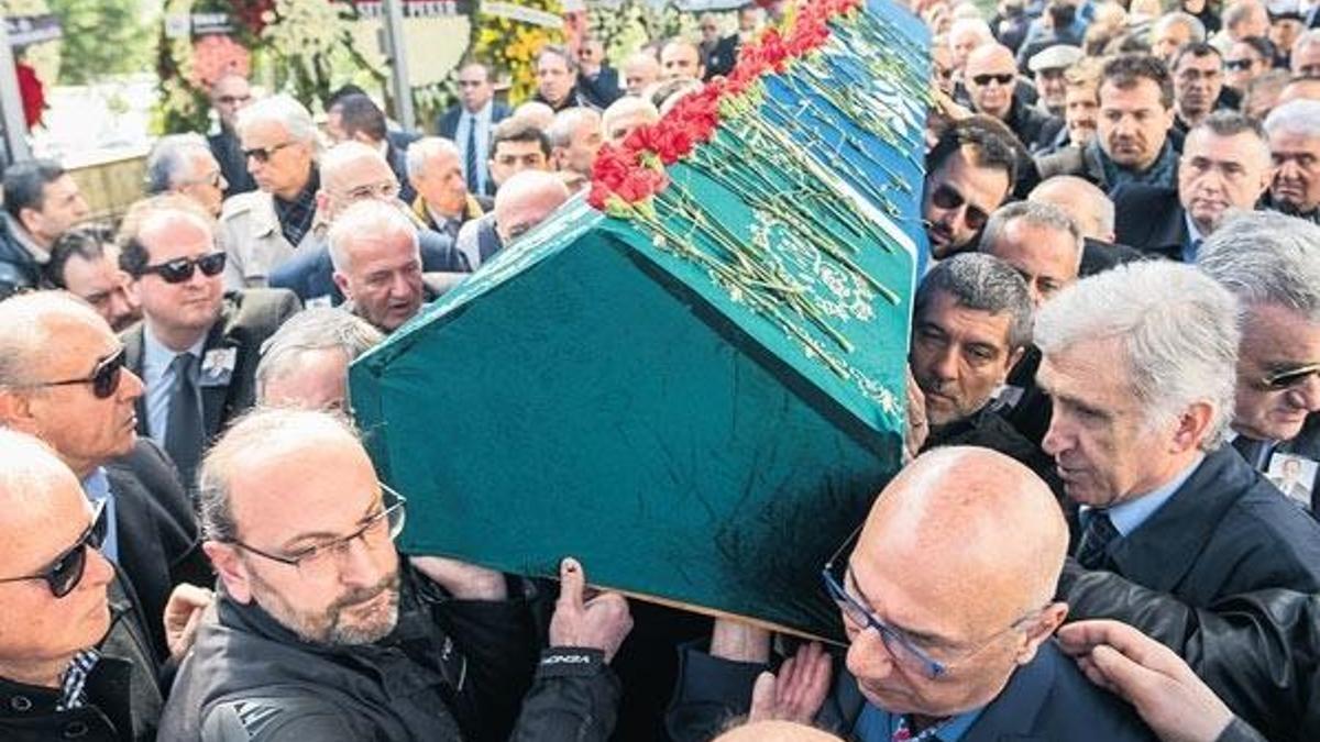 Büyük Kulüp efsane başkanını uğurladı...