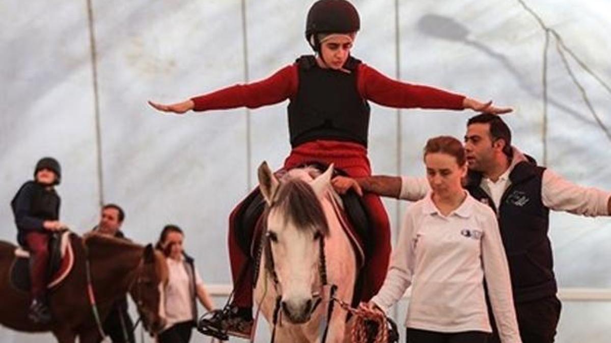 Engelli çocuklara 'At'la terapi'