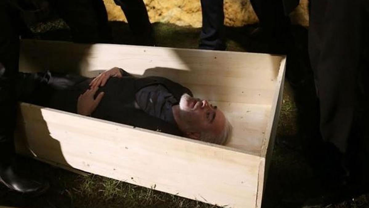 Tabuta giren Uğur Yücel kendinden geçti!