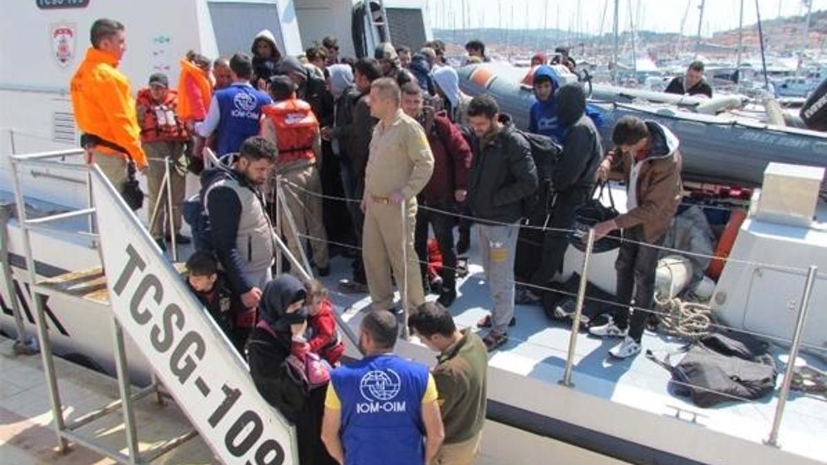 Çeşme'de 50 Suriyeli kaçak yakalandı