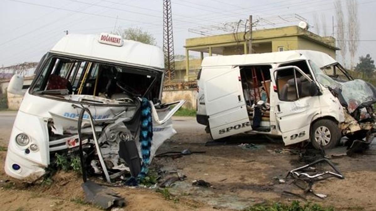 Minibüsler çarpıştı: 1 ölü, 18 yaralı