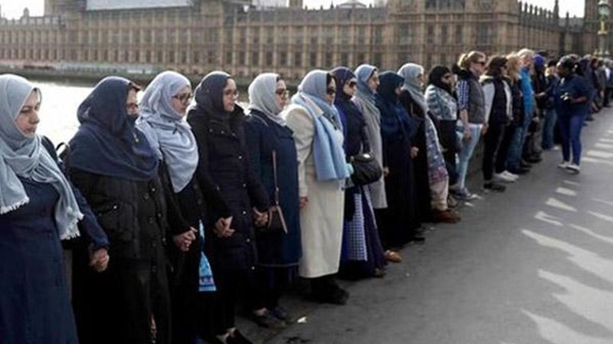 Müslüman kadınlardan Londra’da el ele tutuşup kurbanları andı