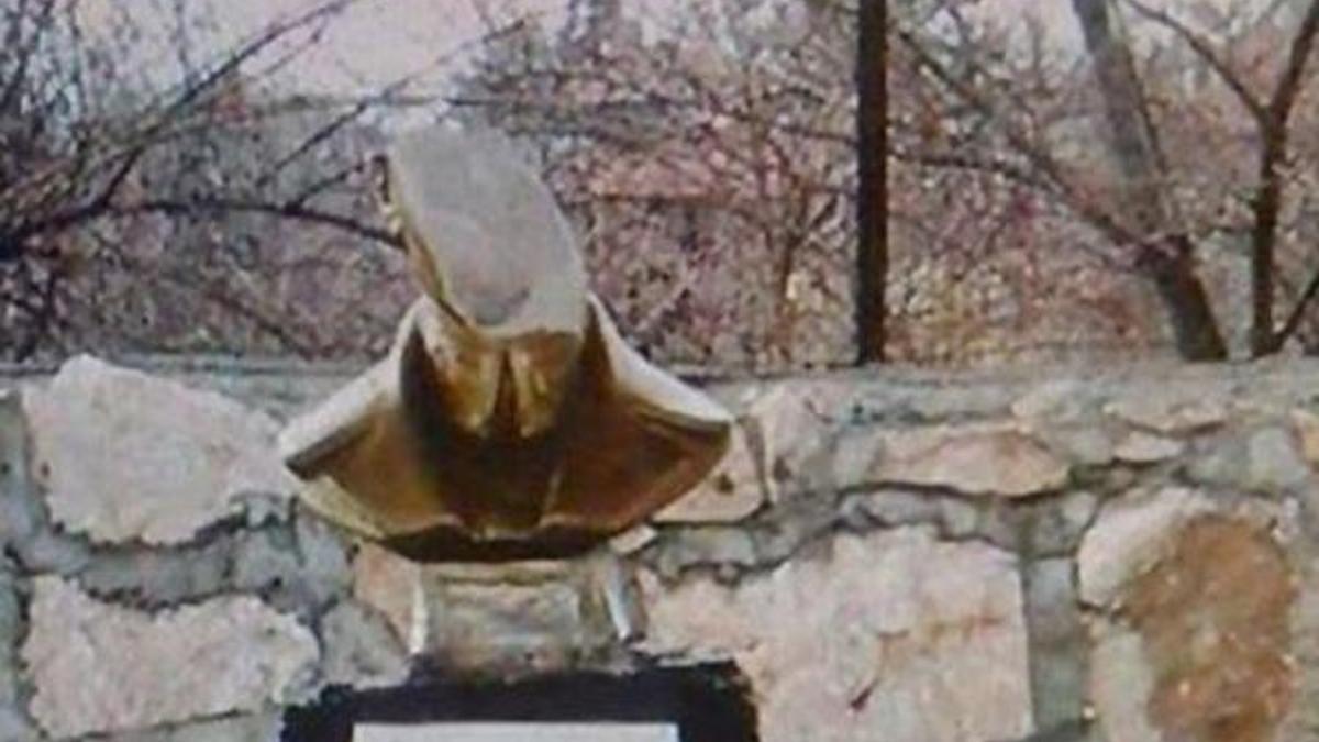 Divriği'de Atatürk büstüne saldırı