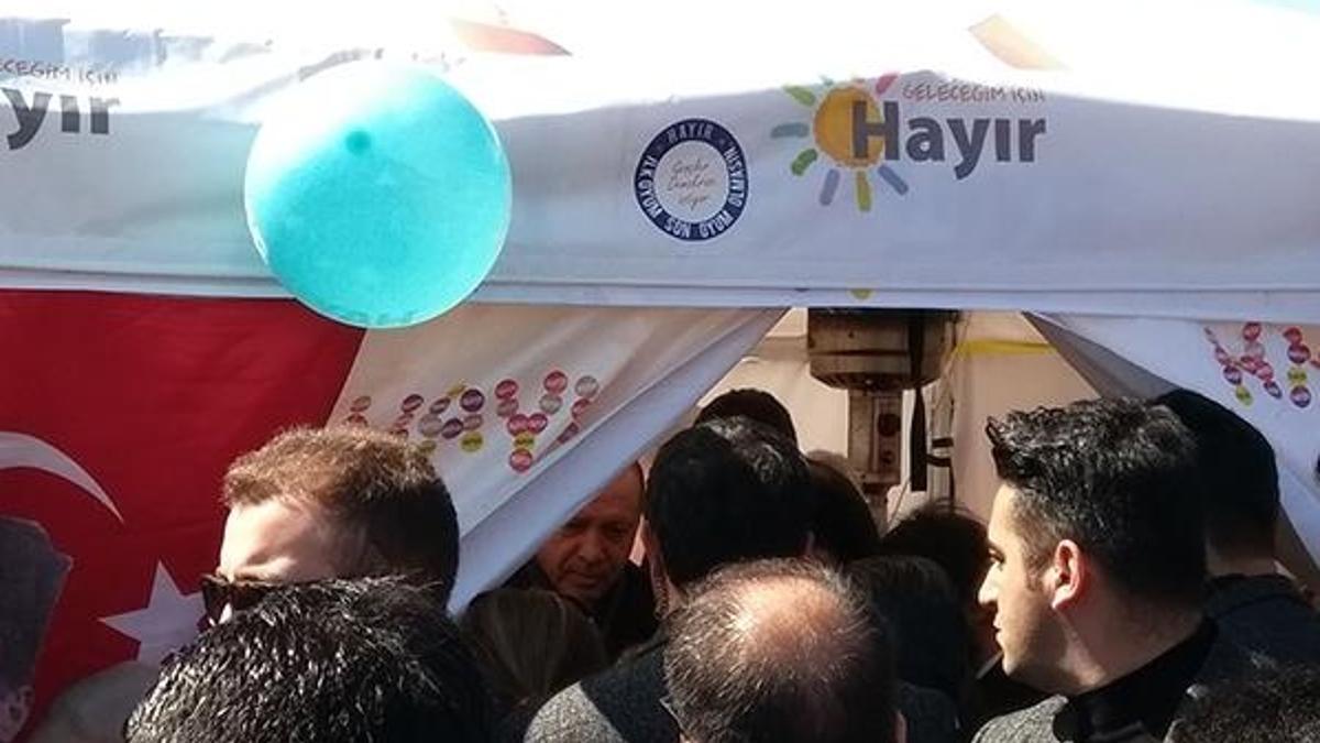 Cumhurbaşkanı Erdoğan, Sarıyer'de "hayır" standına uğradı