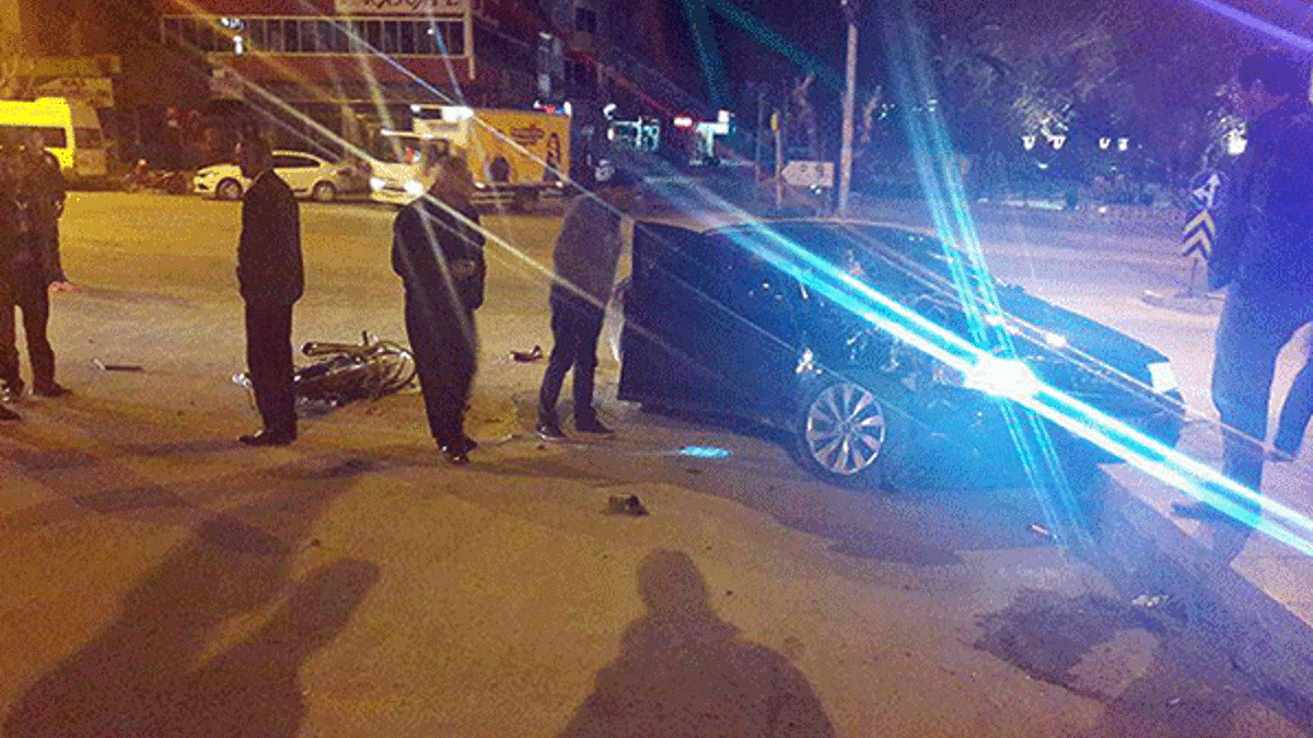 Motosiklet otomobille çarpıştı: 2 ölü, 2 yaralı