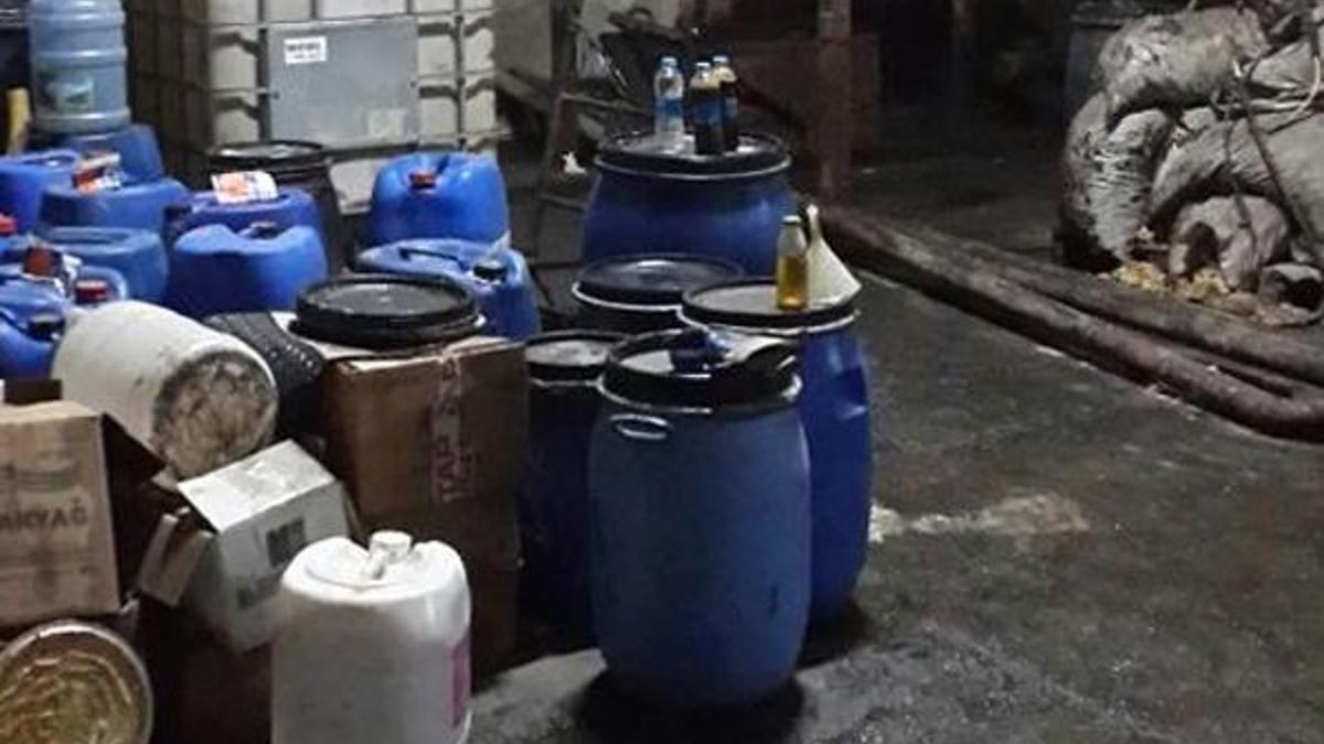 İzmir'de 2 bin litre kaçak akaryakıt ele geçirildi