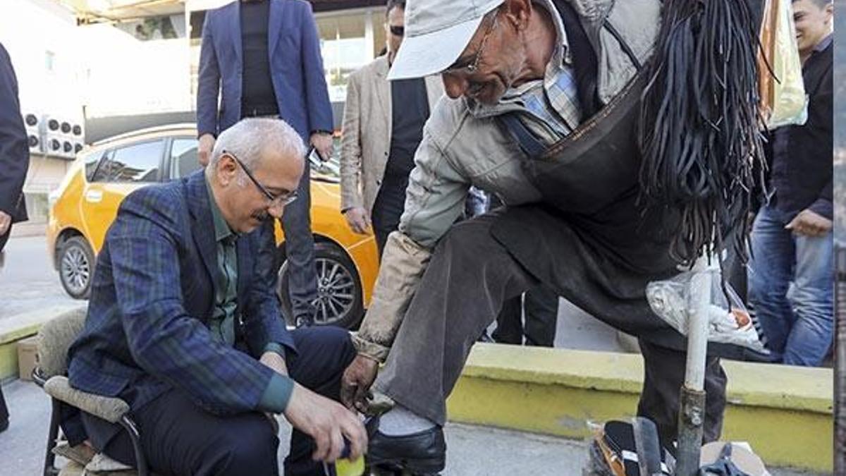 Bakan Elvan boyacının ayakkabılarını boyadı
