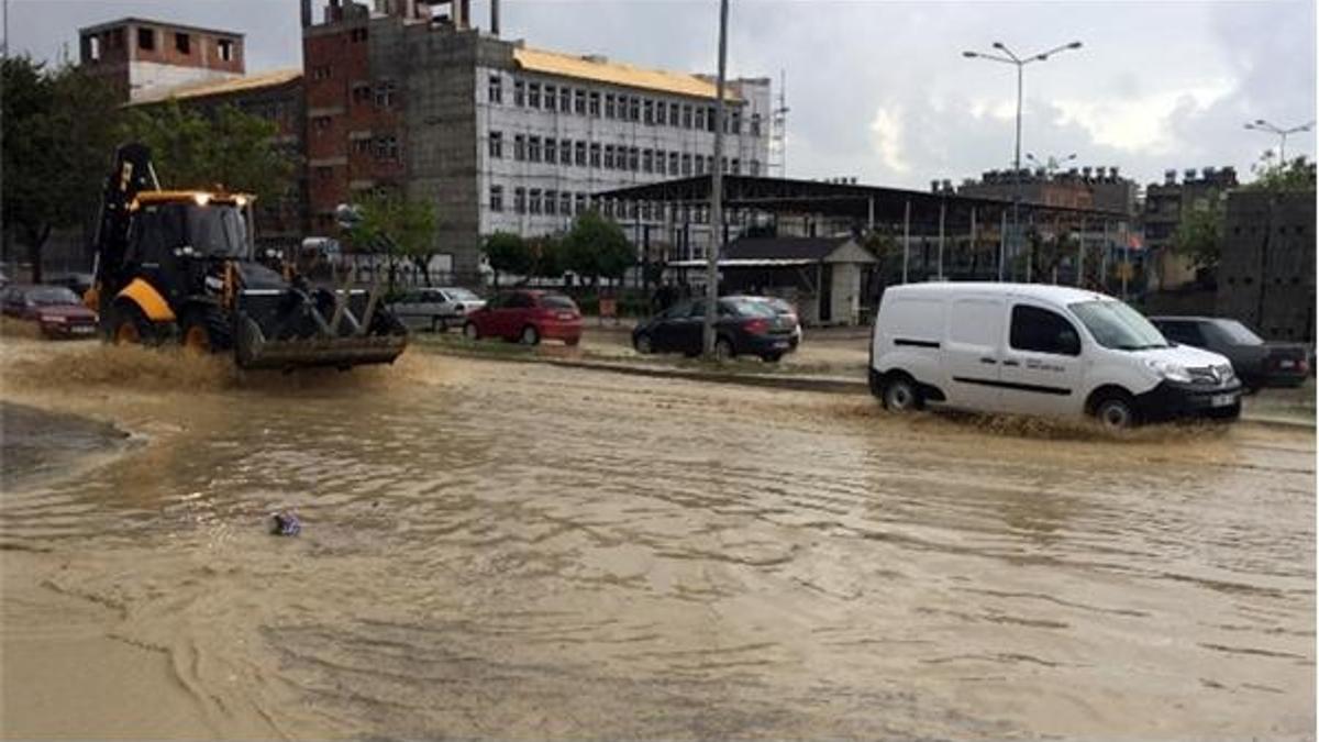 Mersin'de yağış etkili oldu