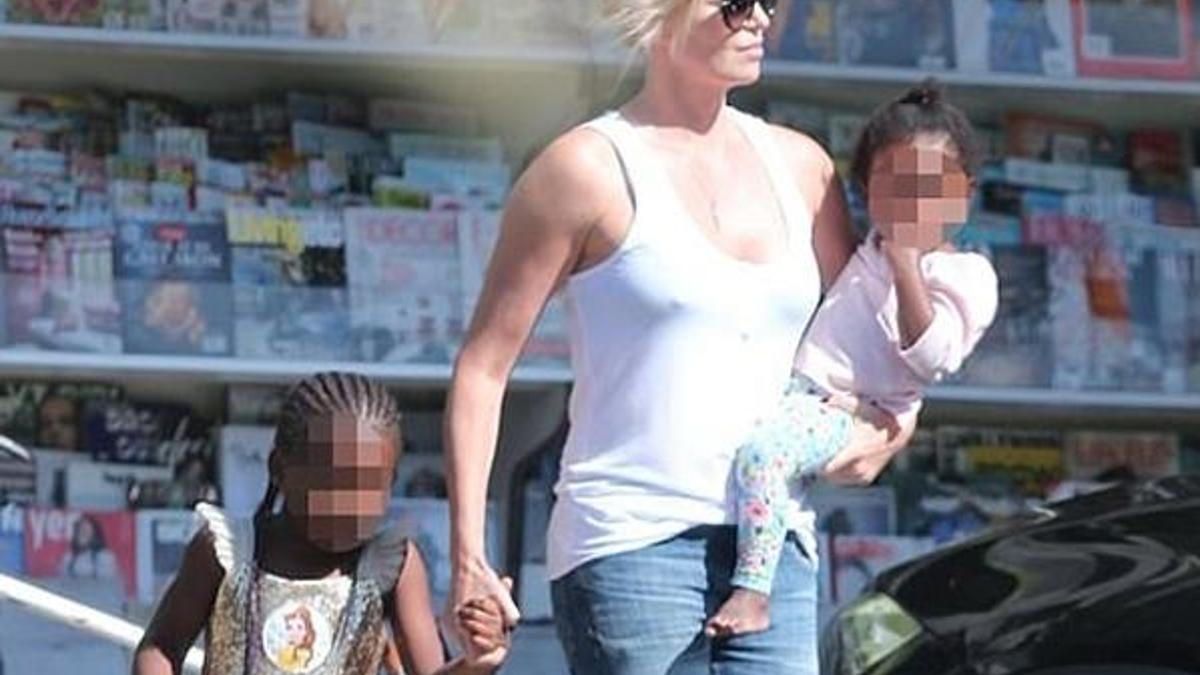 Charlize Theron oğlunu kız gibi giydiriyor!
