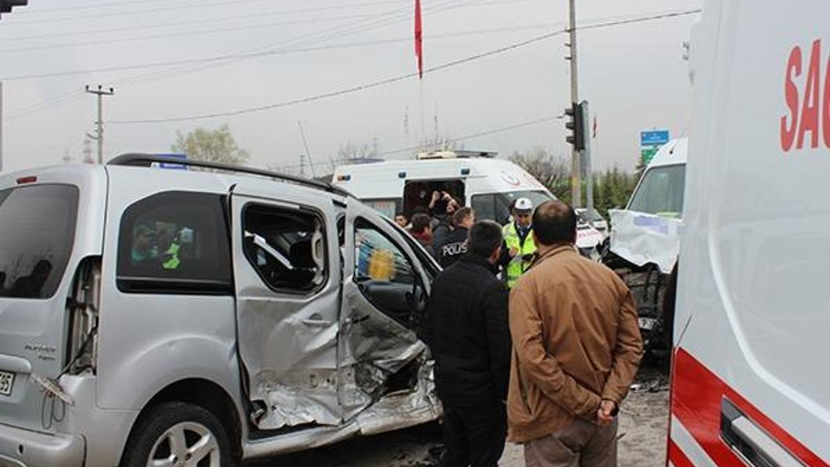 Öğrenci servisi kaza yaptı: 15 yaralı